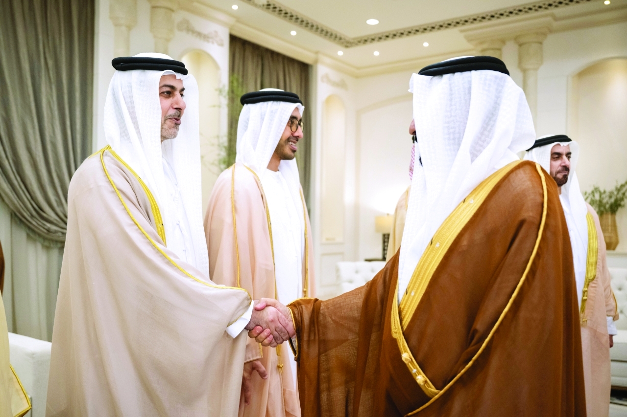 "سيف وعبدالله وعمر بن زايد خلال استقبال المهنئين"