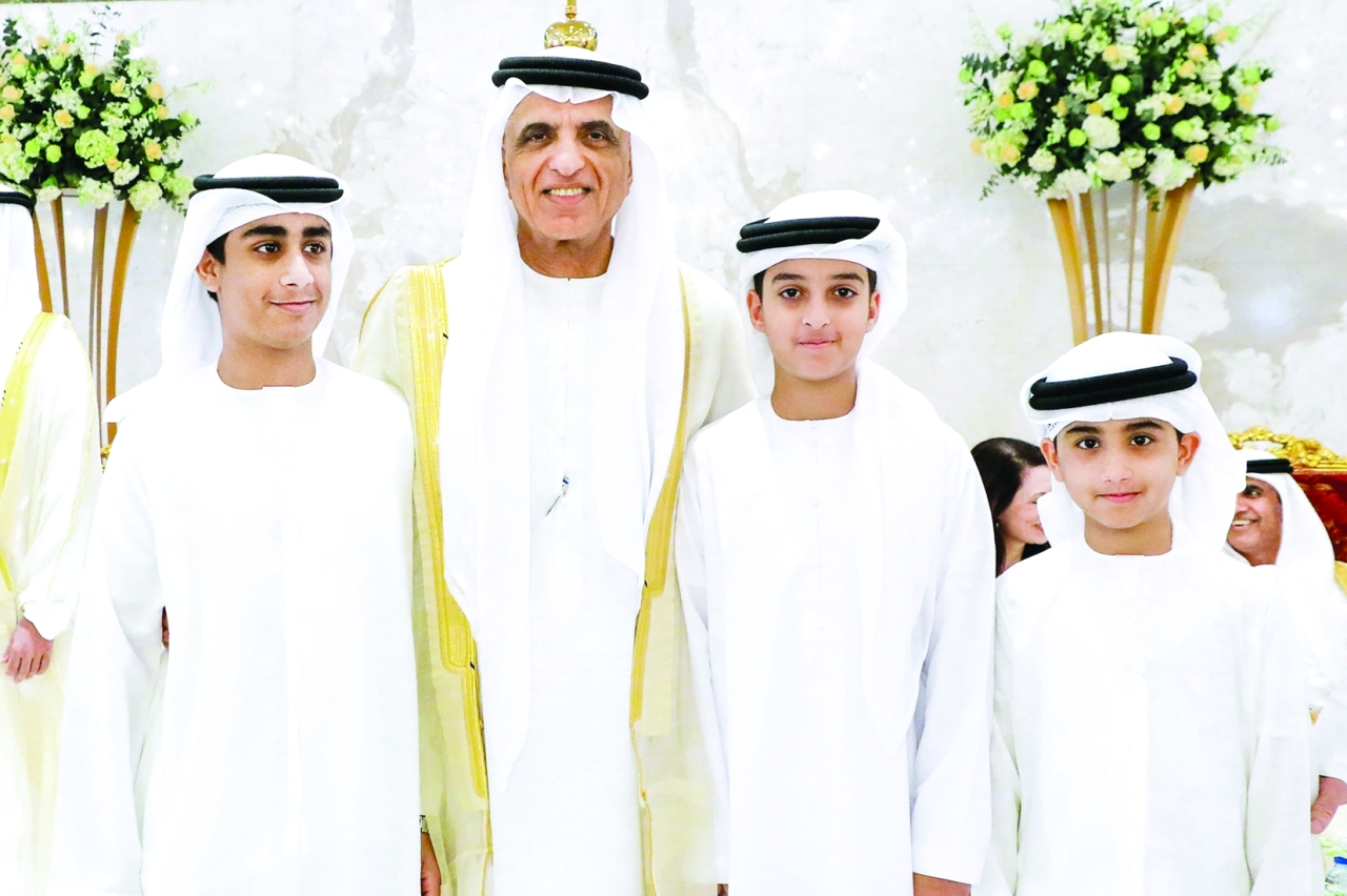 "سعود بن صقر مستقبلًا المهنئين"