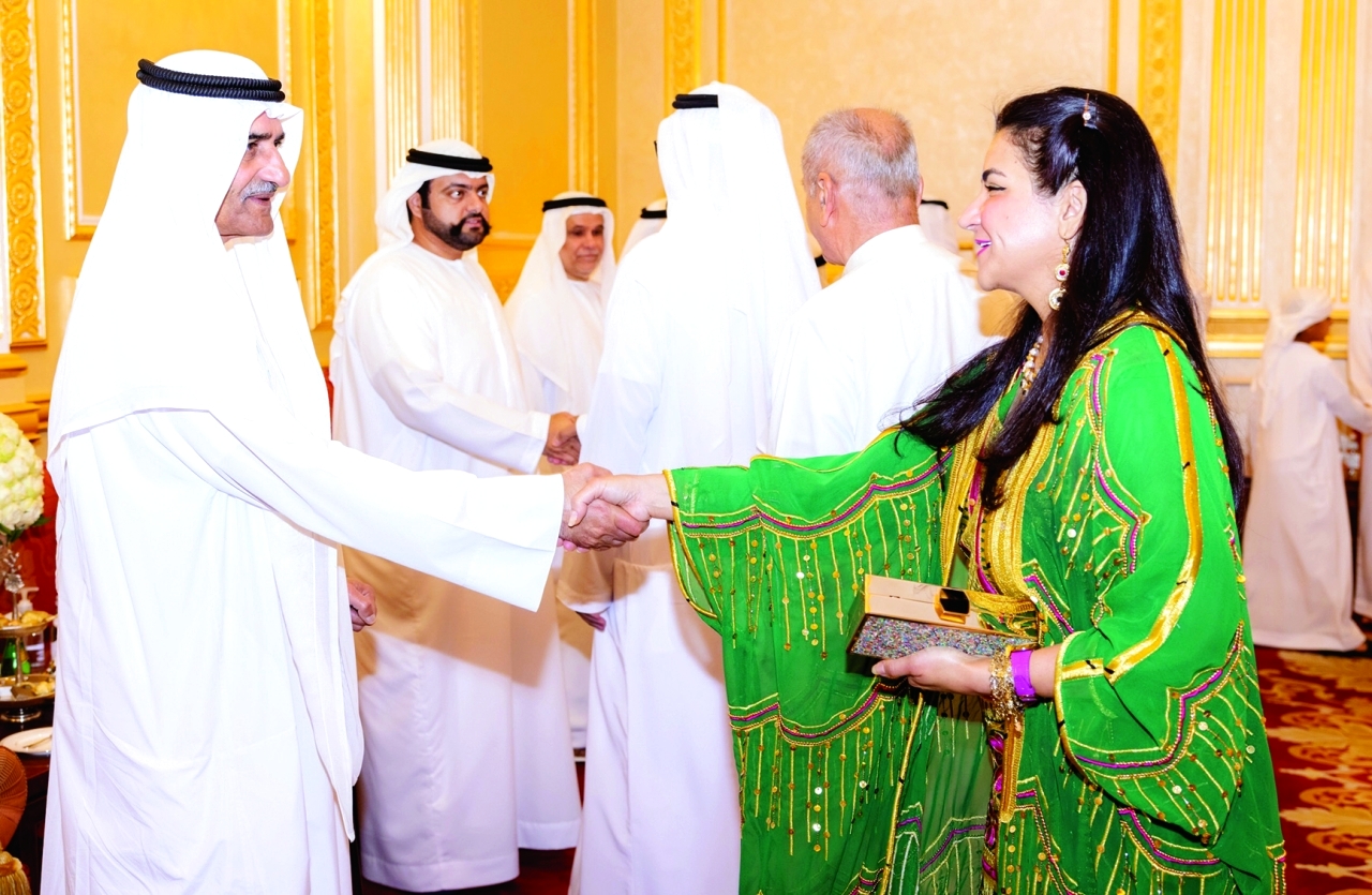 "حاكم الفجيرة مستقبلًا المهنئين بحضور محمد بن حمد الشرقي"