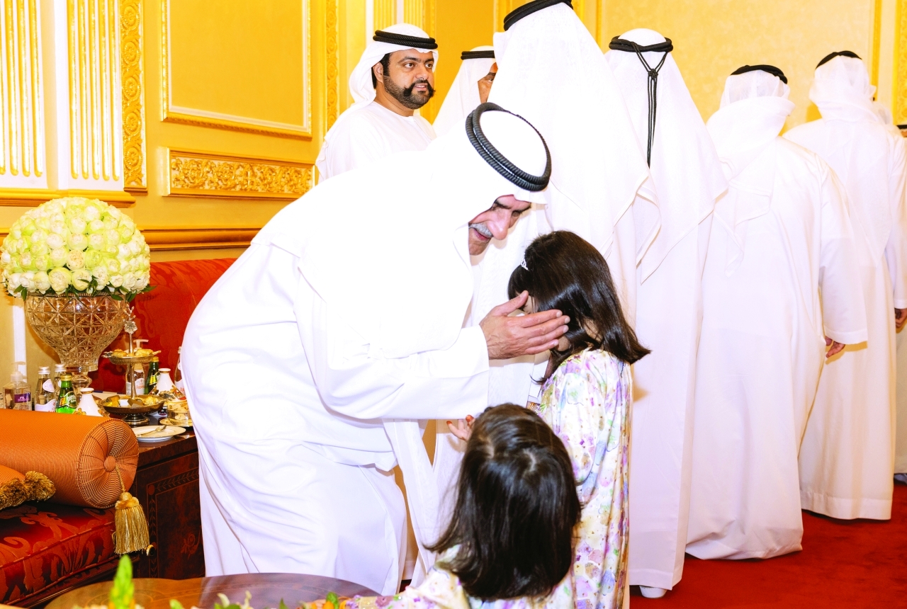 "حاكم الفجيرة خلال استقبال المهنئين بحضور محمد بن حمد الشرقي"