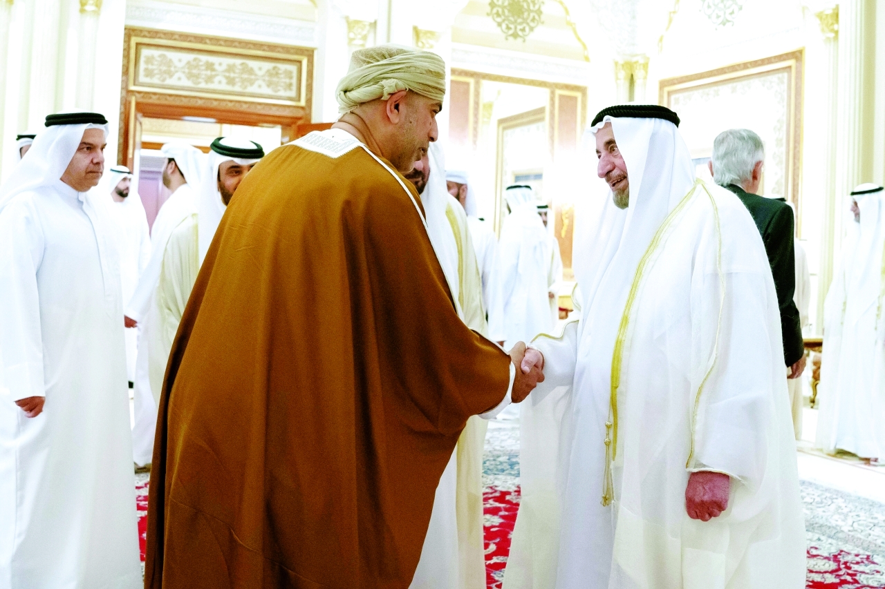 "سلطان القاسمي مستقبلًا المهنئين"