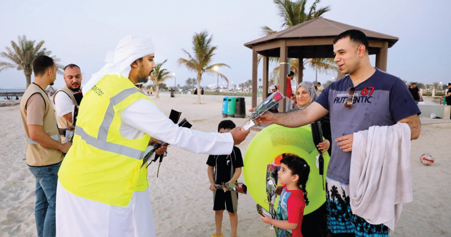 "بلدية الحمرية توزع الورود على الزوار احتفاء بالعيد"