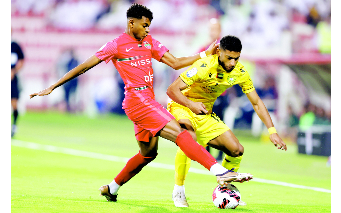 "صراع على الكرة في مباراة شباب الأهلي والوصل | تصوير: سالم خميس"