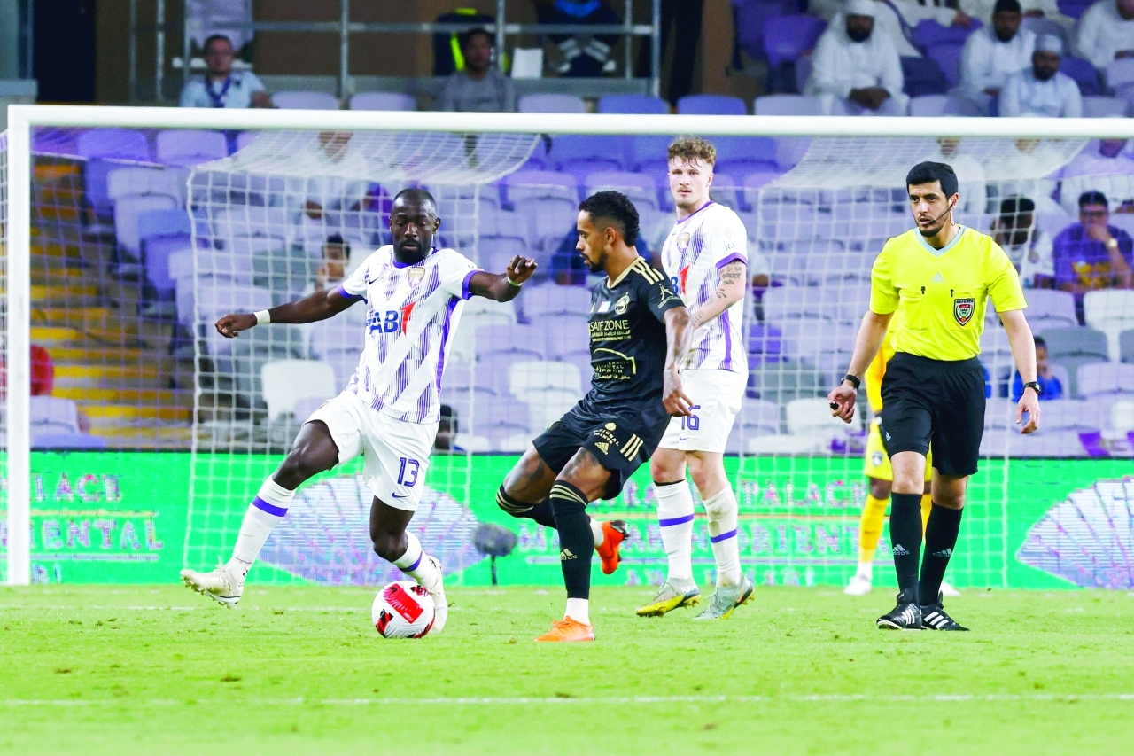 "من مباراة سابقة بين الشارقة والعين | أرشيفية"