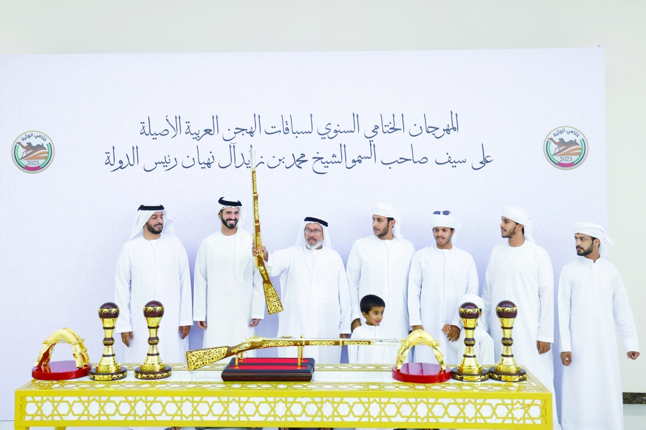 "خليفة بن سلطان بن حمدان خلال مراسم التتويج | البيان"