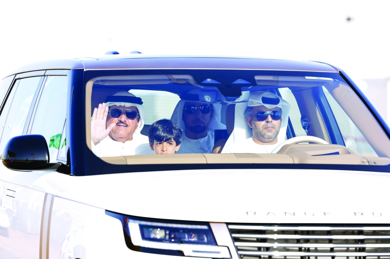 "سلطان بن حمدان خلال متابعته السباقات | تصوير: سيف الكعبي"