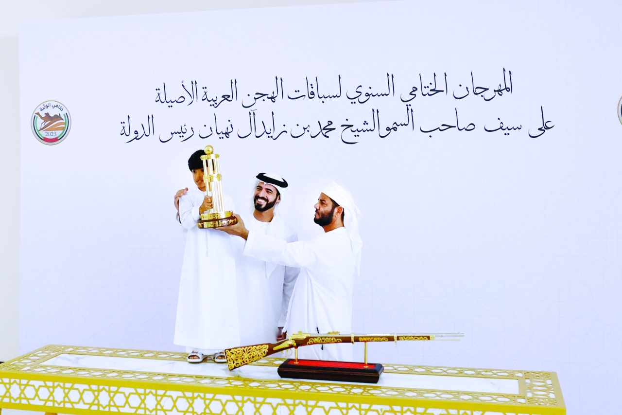 "خليفة بن سلطان بن حمدان خلال مراسم التتويج | البيان"