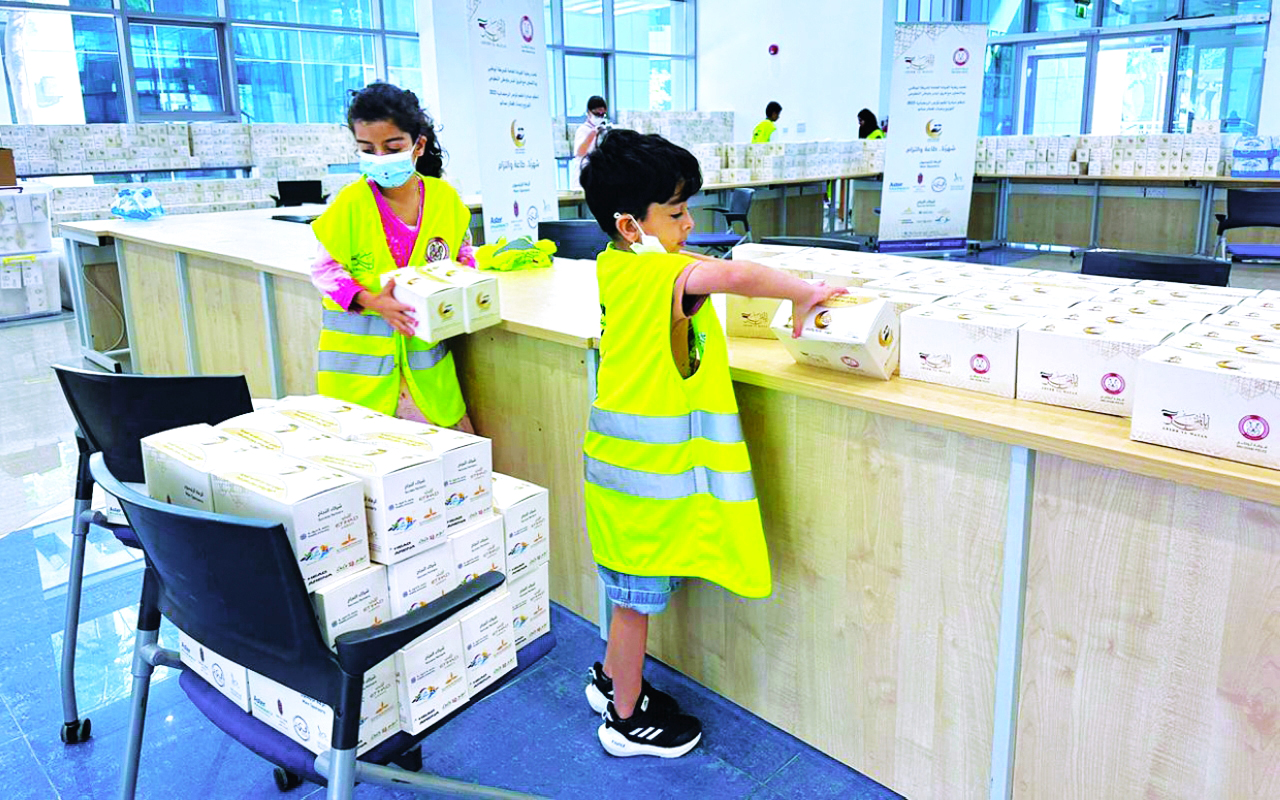 "حصة وخليفة خلال مشاركات تطوعية"