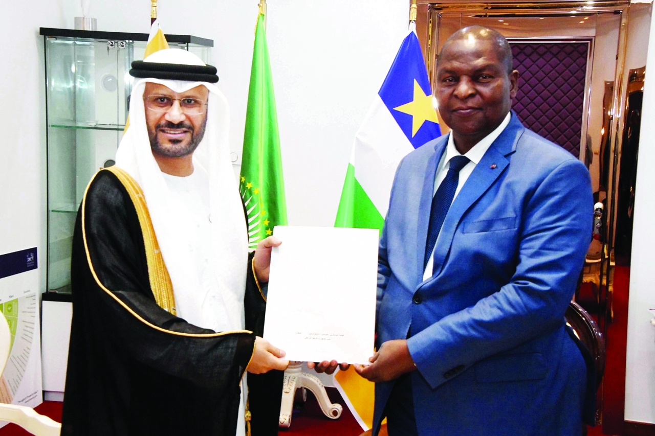 "رئيس جمهورية أفريقيا الوسطى متسلماً الرسالة"