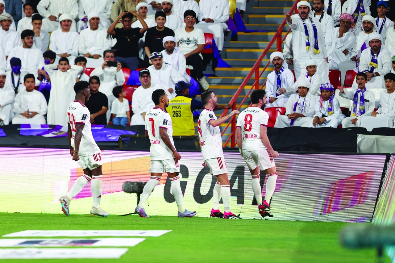 "لاعبو الشارقة يحتفلون مع الجماهير | تصوير : سيف الكعبي"
