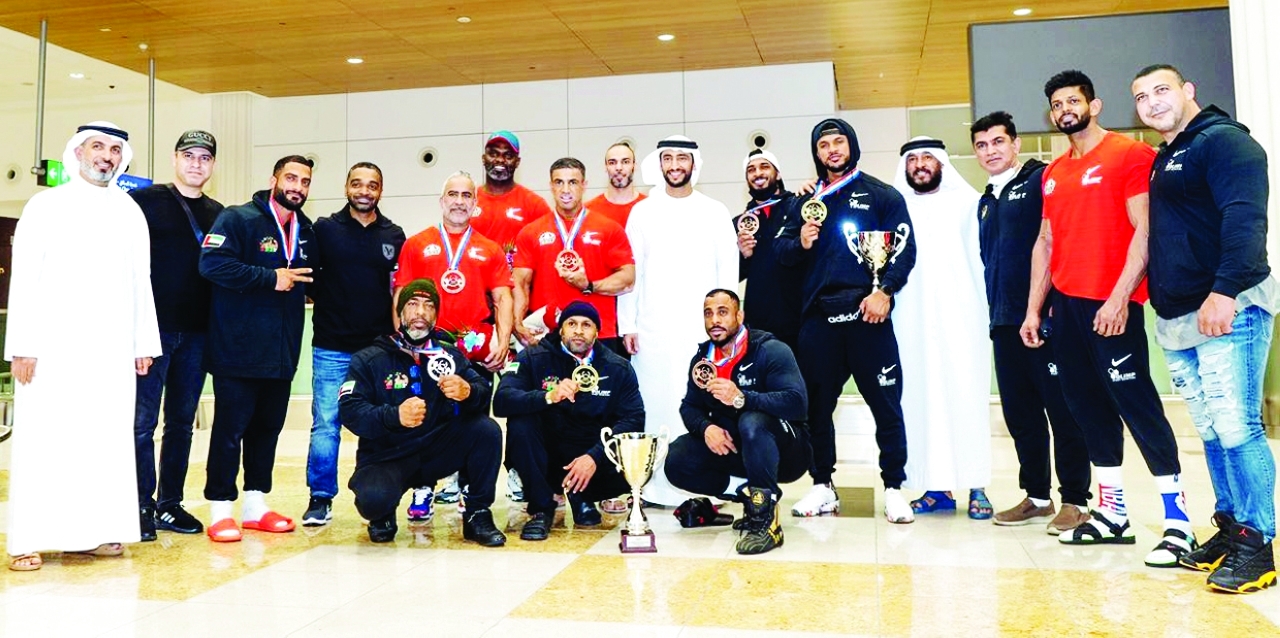 "عبد الله الشرقي يتوسط أبطال اللعبة | البيان"