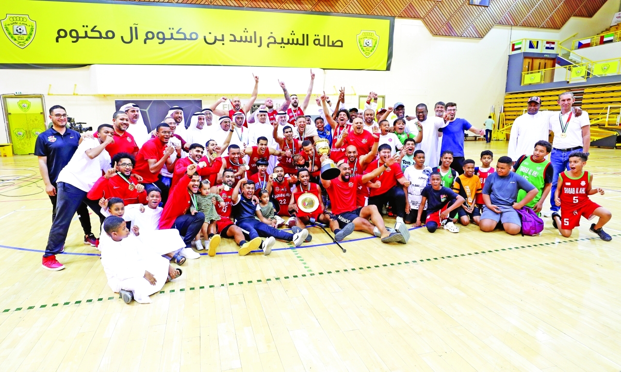 "إسماعيل القرقاوي مع أبطال شباب الأهلي خلال مراسم التتويج | تصوير: إبراهيم صادق"