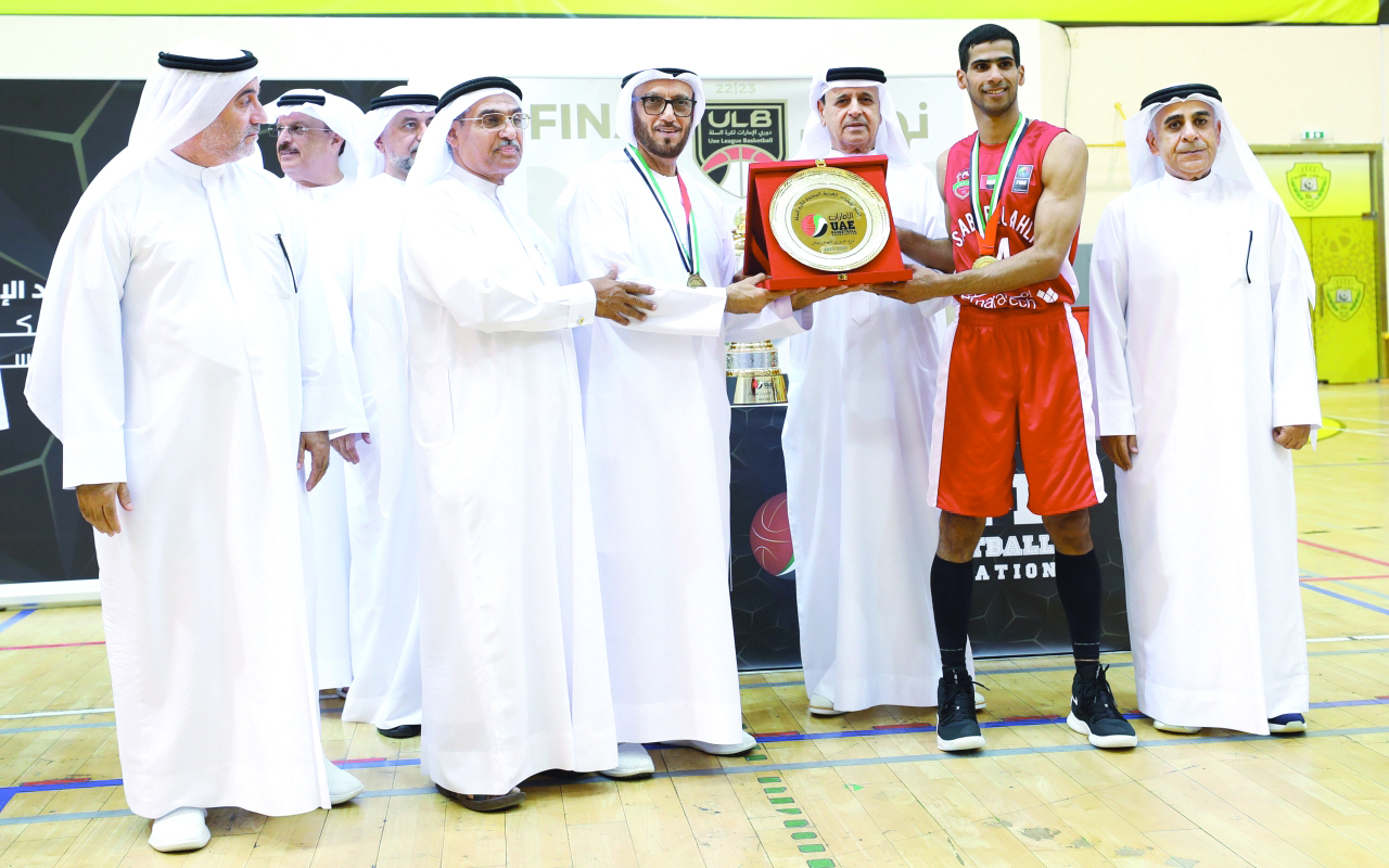 "إسماعيل القرقاوي ومحمد المري خلال تتويج شباب الأهلي بحضور عبد اللطيف الفردان ومحمد الزرعوني | تصوير: إبراهيم صادق"