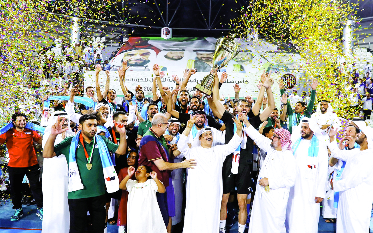 "فرحة لاعبي بني ياس بالكأس الغالية |تصوير: سيف الكعبي"