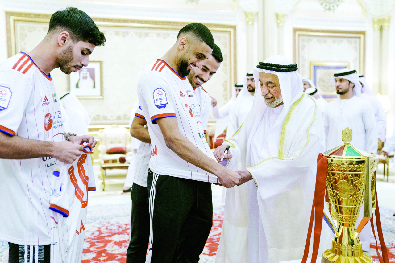 "حاكم الشارقة موقعاً على قمصان اللاعبين"