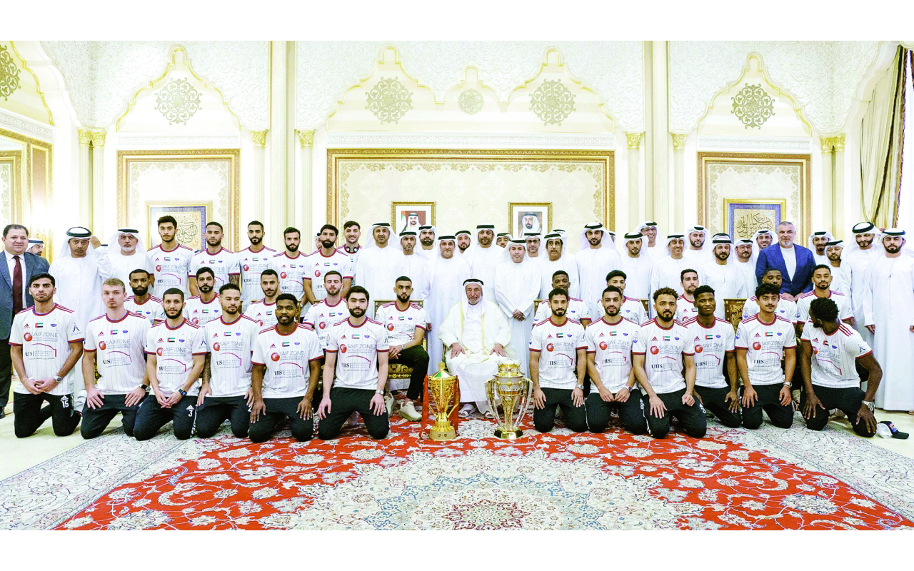 "سلطان القاسمي متوسطاً فريق الشارقة بحضور عدد من المسؤولين | وام"