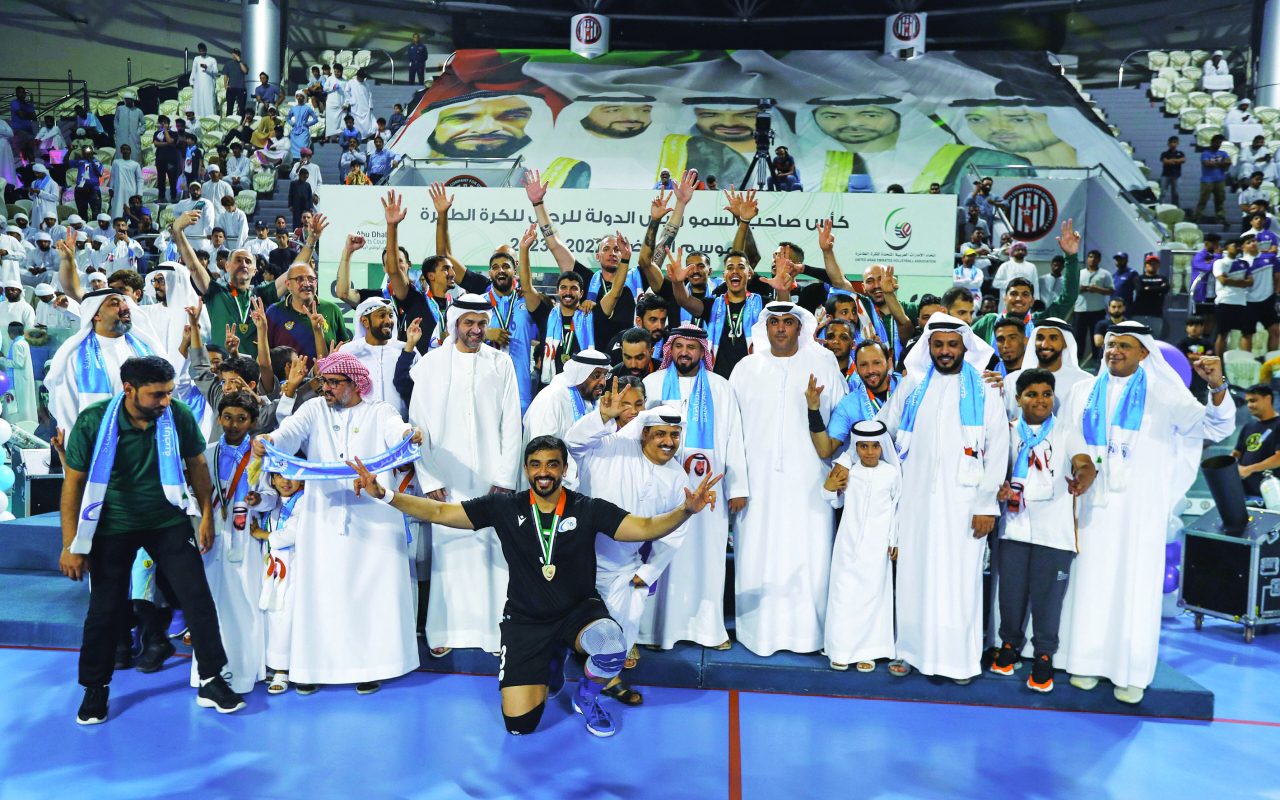 "لاعبو ومجلس إدارة بني ياس يحتفلون باللقب | تصوير: سيف الكعبي"