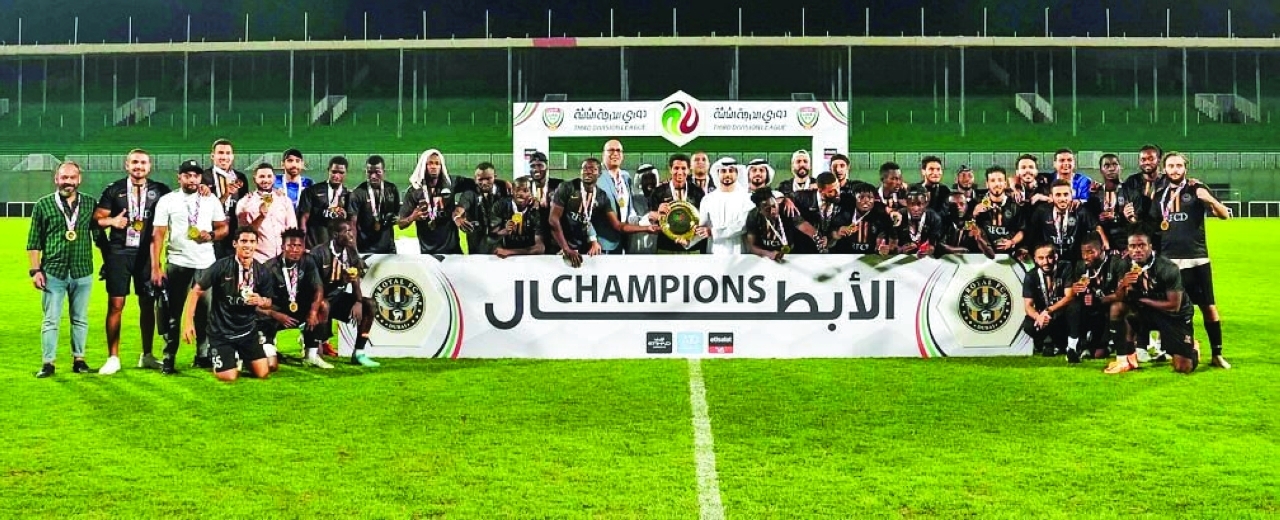 "جانب من مراسم تتويج رويال بدوري الدرجة الثالثة | البيان"