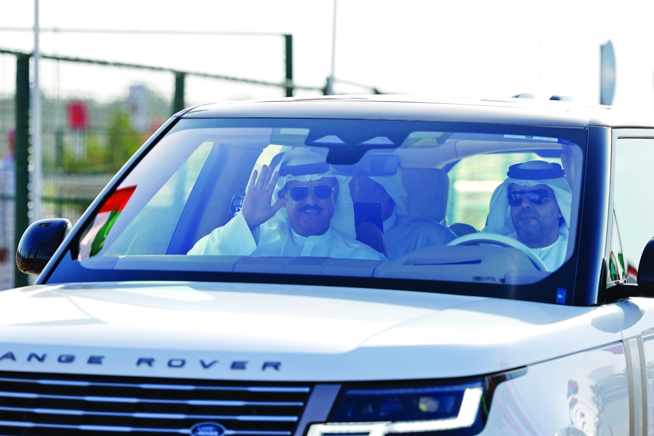 "سلطان بن حمدان آل نهيان لدى حضوره السباق | تصوير - سيف الكعبي"