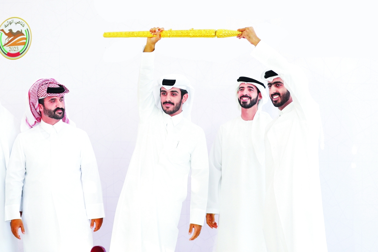 "خليفة بن سلطان بن حمدان خلال مراسم التتويج | البيان"