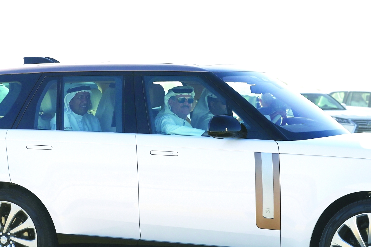 "سلطان بن حمدان خلال متابعته للمنافسات | تصوير : سيف الكعبي"