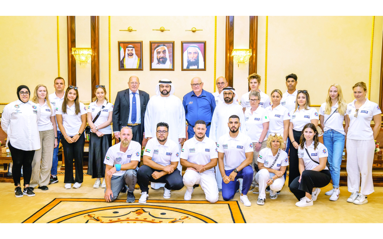 "ولي عهد الفجيرة خلال استقباله المشاركين في البرنامج | وام"
