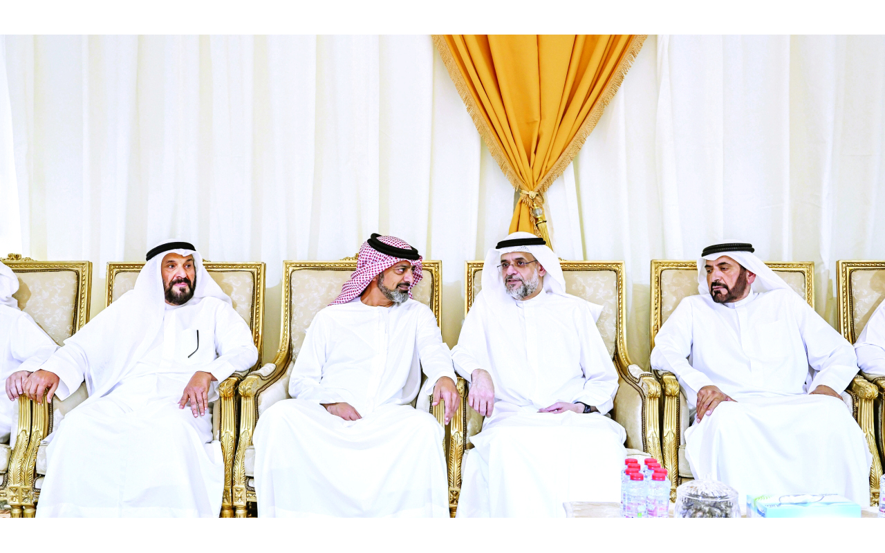 "سلطان بن محمد بن سلطان وعمار النعيمي خلال تقديم واجب العزاء | وام"