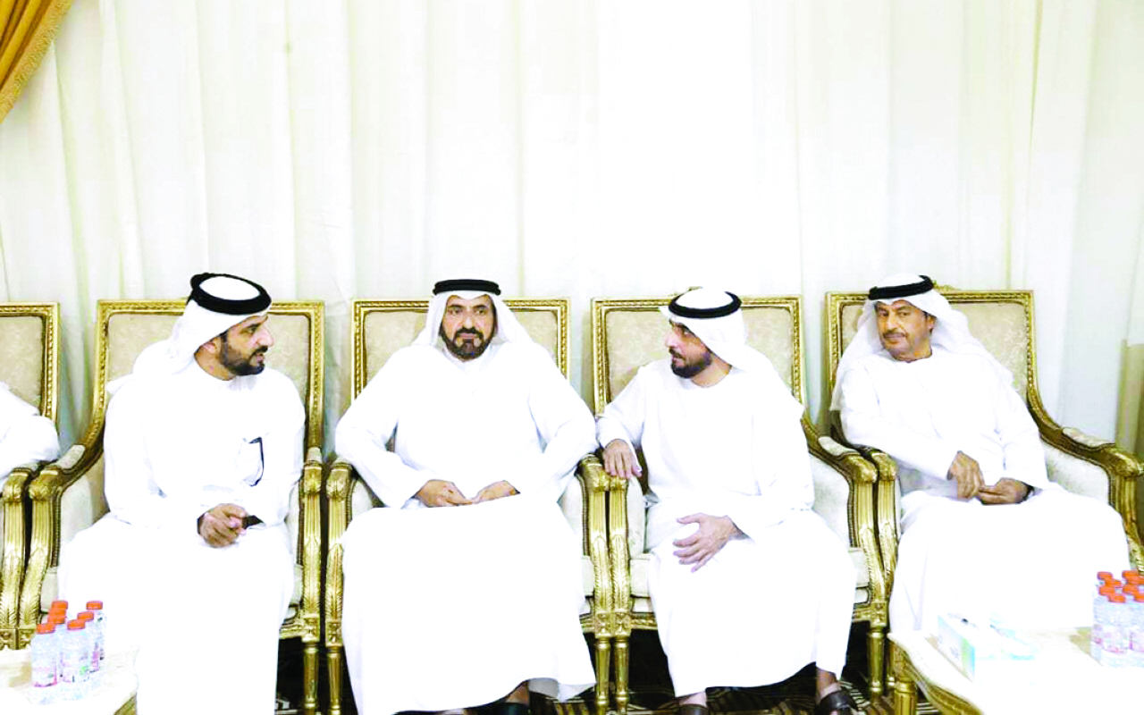 "سلطان بن أحمد خلال تقديمه واجب العزاء"