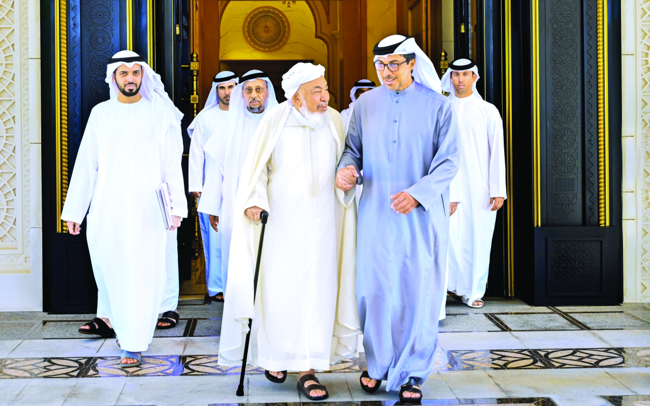 "منصور بن زايد خلال استقباله عبد الله بن بيه وأعضاء مجلس الإمارات للإفتاء الشرعي | وام"