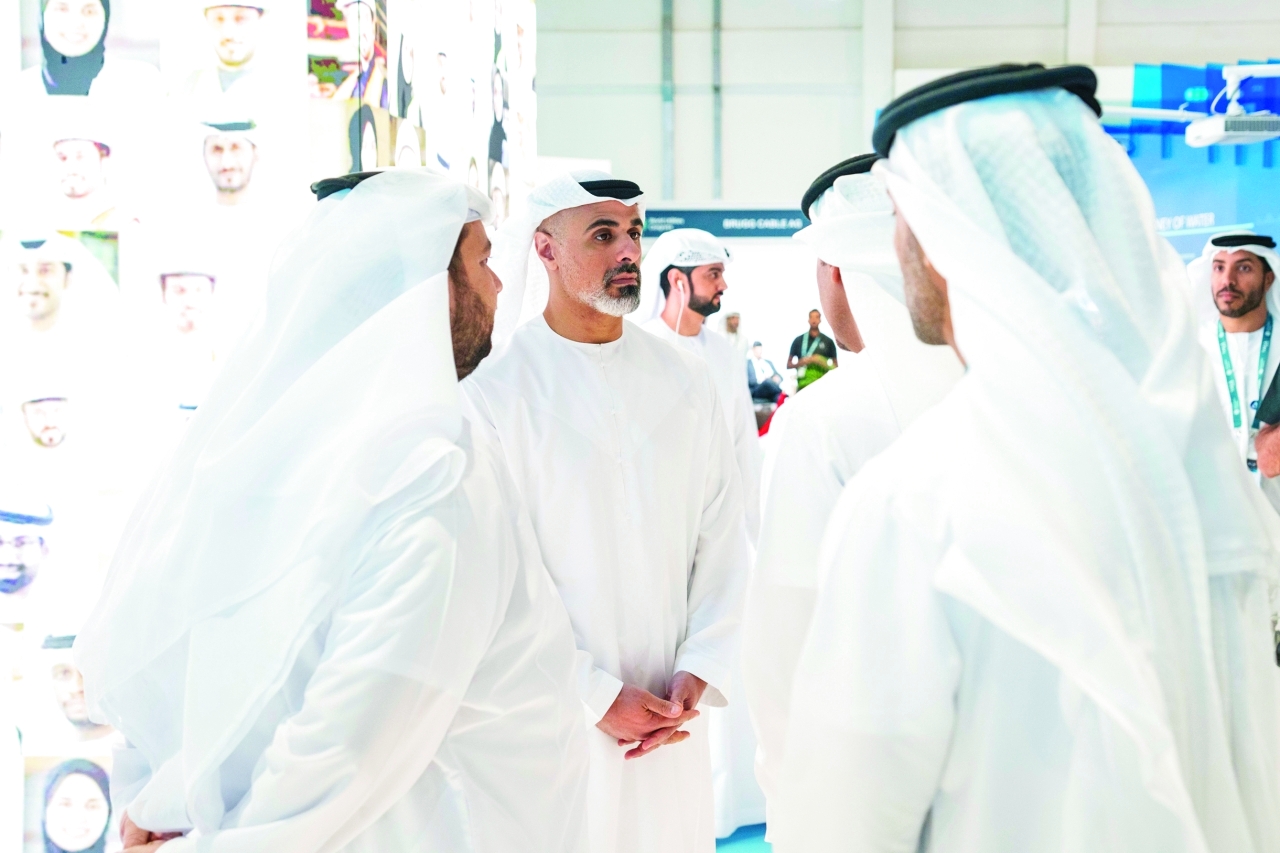 "سموه يستمع لشرح خلال جولته في المعرض"