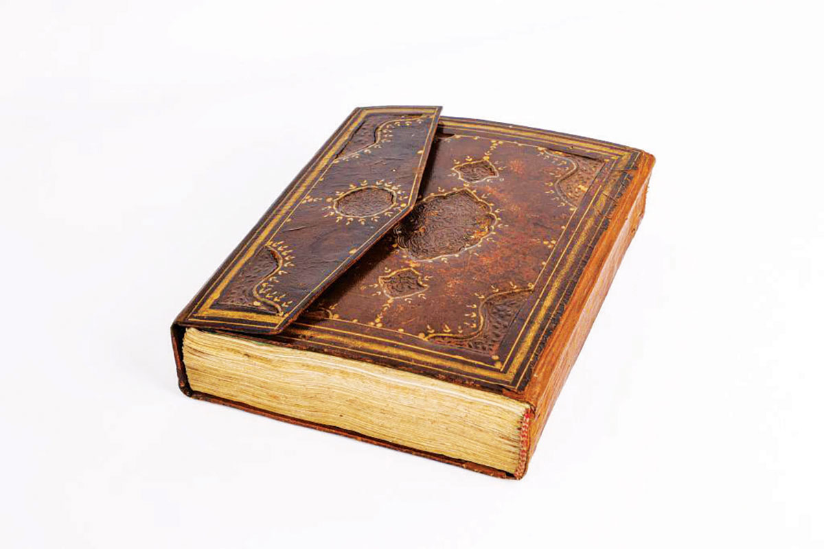 رئيس المكسيك الأسبق يهدي مجمع القرآن بالشارقة مخطوطاً يعود تاريخه إلى عام 1760