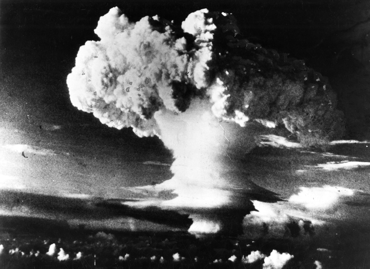 "1951الولايات المتحدة الأمريكية تجري تجربة تفجير لقنبلة هيدروجينية في المحيط الهادي."