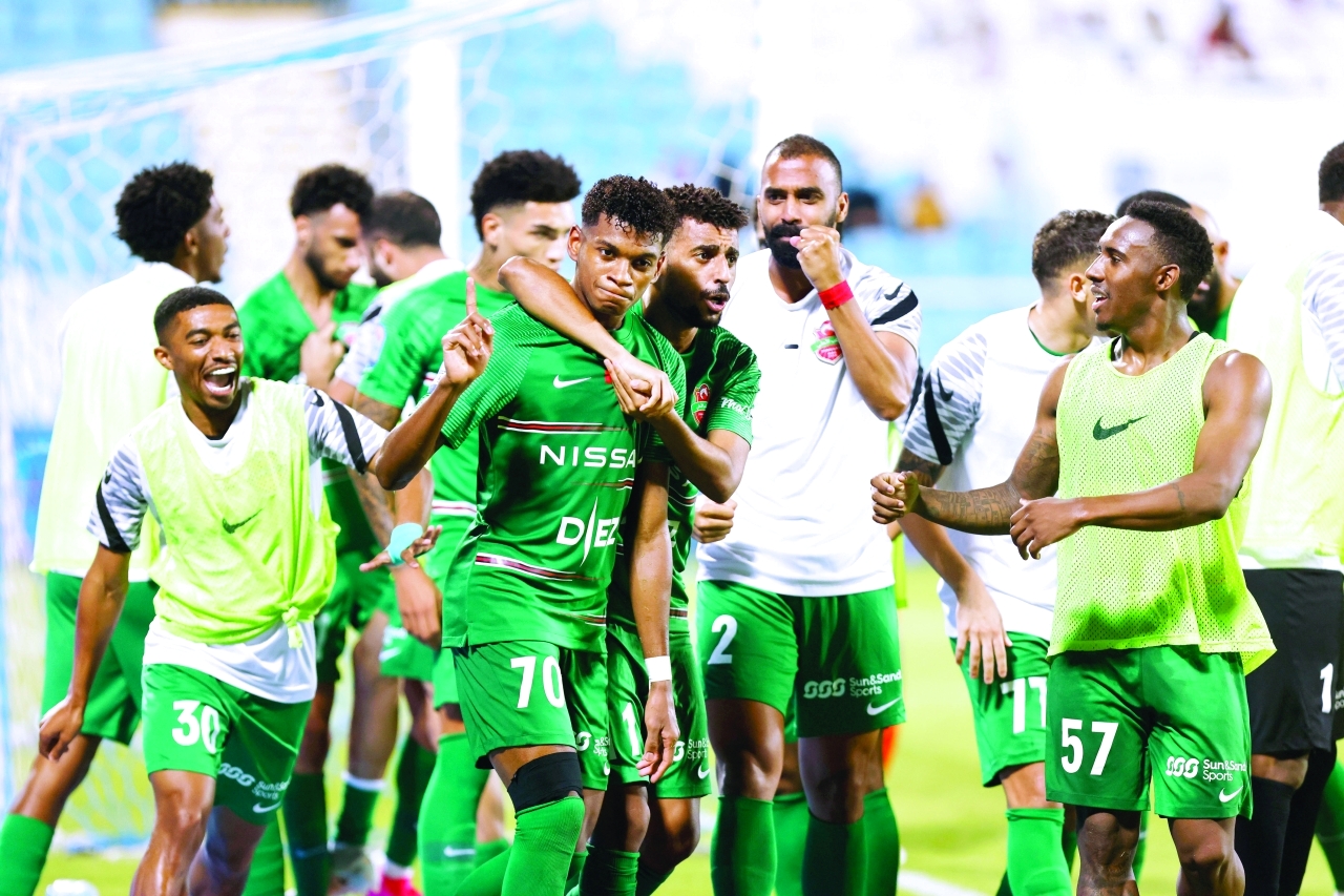 "نجوم شباب الأهلي وفرحة الفوز بدرع الدوري | تصوير: سيف الكعبي"