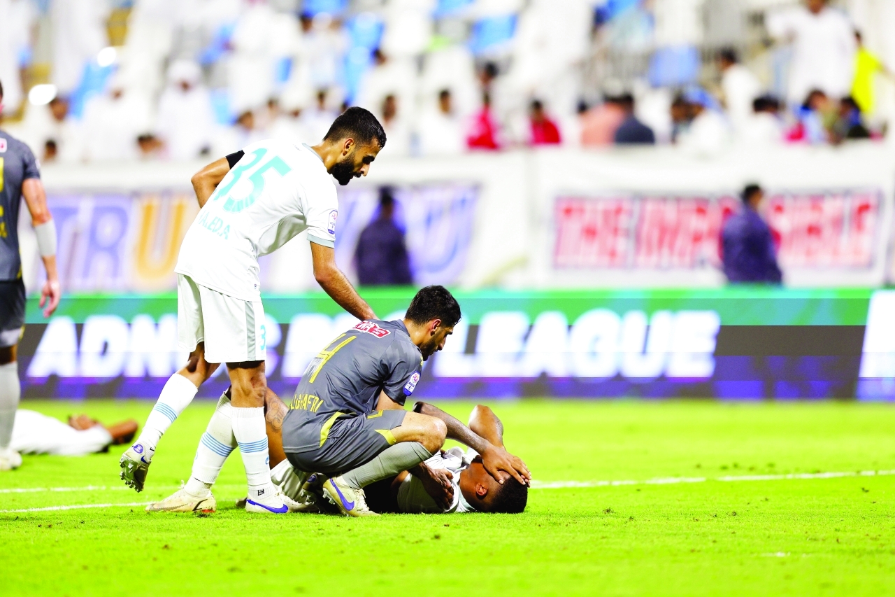 "حسرة لاعبي دبا بعد الهبوط | تصوير: زيشان أحمد"