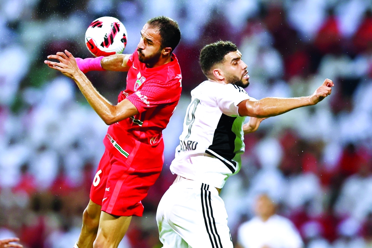 "جانب من مباراة شباب الأهلي  وعجمان | تصوير: سالم خميس"