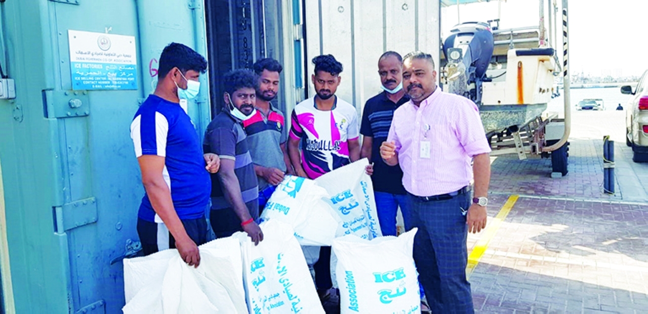 "خلال عملية جمع أكياس الثلج | من المصدر"