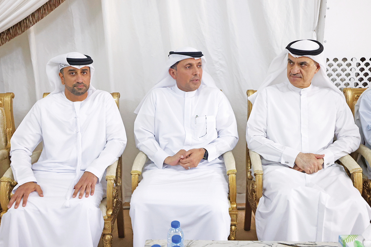 "طلال بالهول وأحمد جلفار مقدمين التعازي لفهد الحساوي | تصوير: إبراهيم صادق"