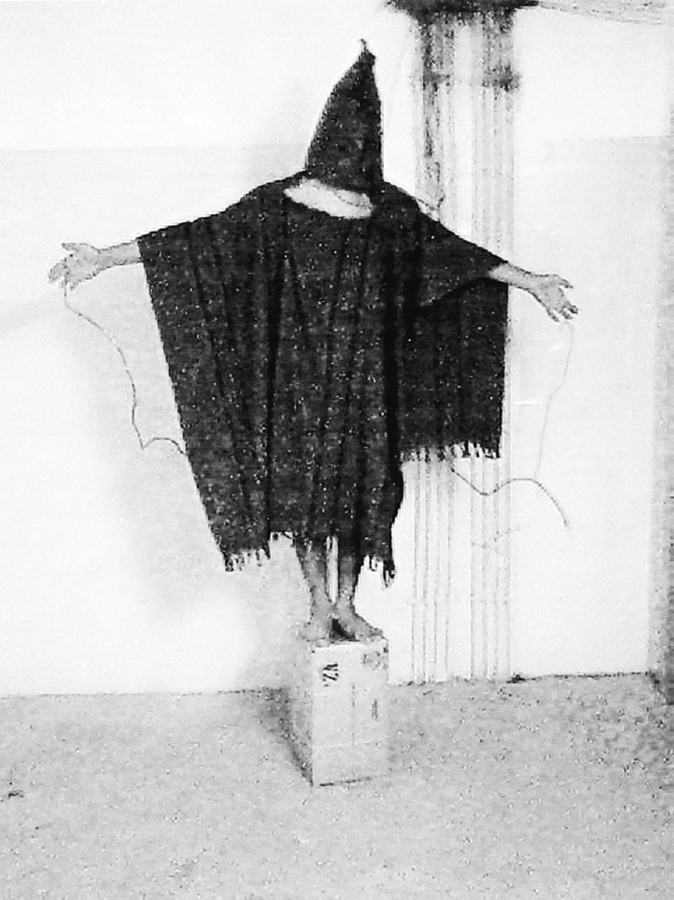 "2004 بدء محاكمة الجنود الأمريكيين المتهمين بإساءة معاملة المعتقلين في سجن أبو غريب."