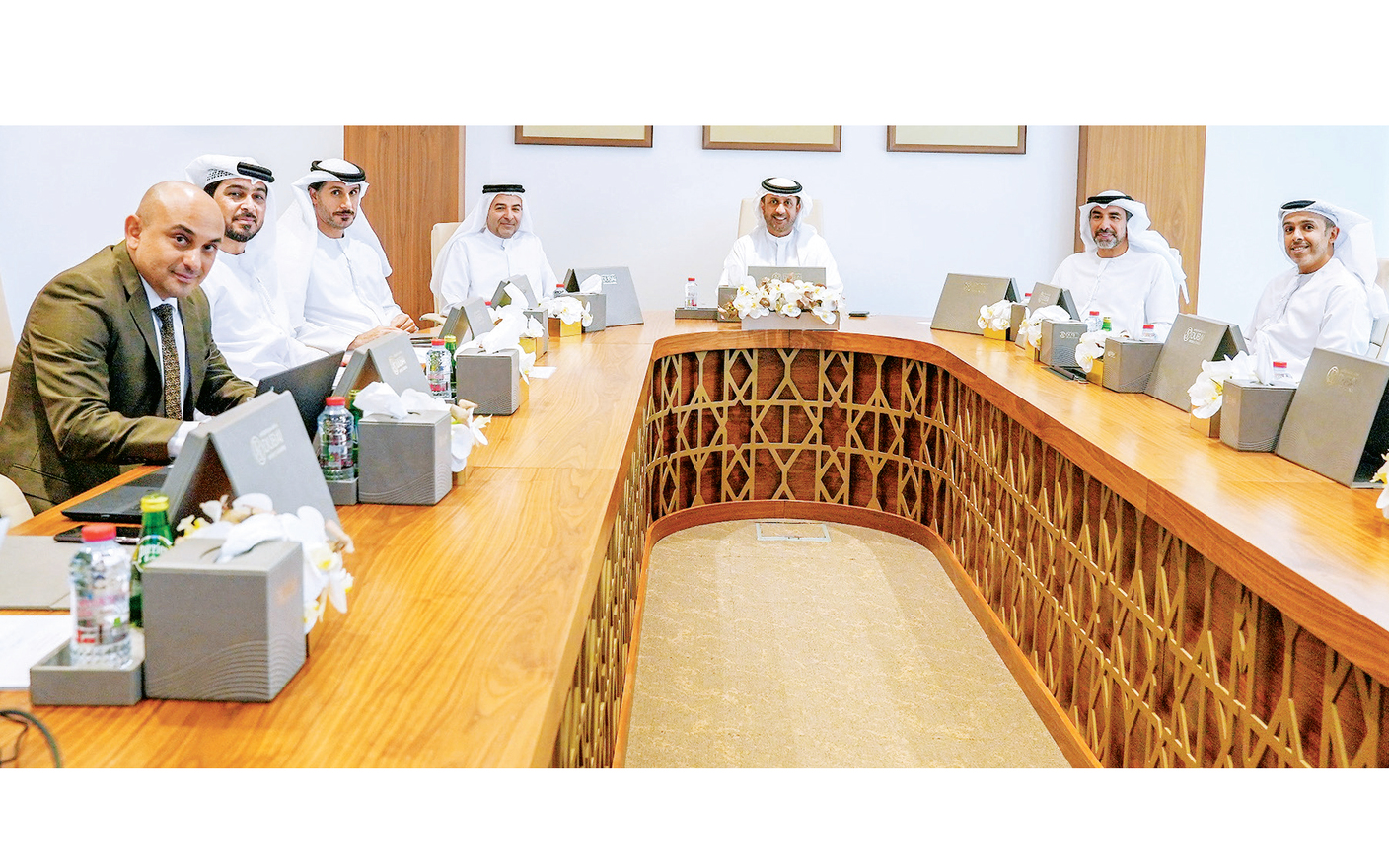 "جانب من اجتماع مجلس الإدارة | البيان"