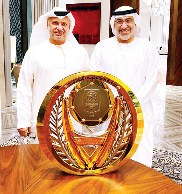 "أنور قرقاش وعبدالرحمن العويس مع درع الدوري"