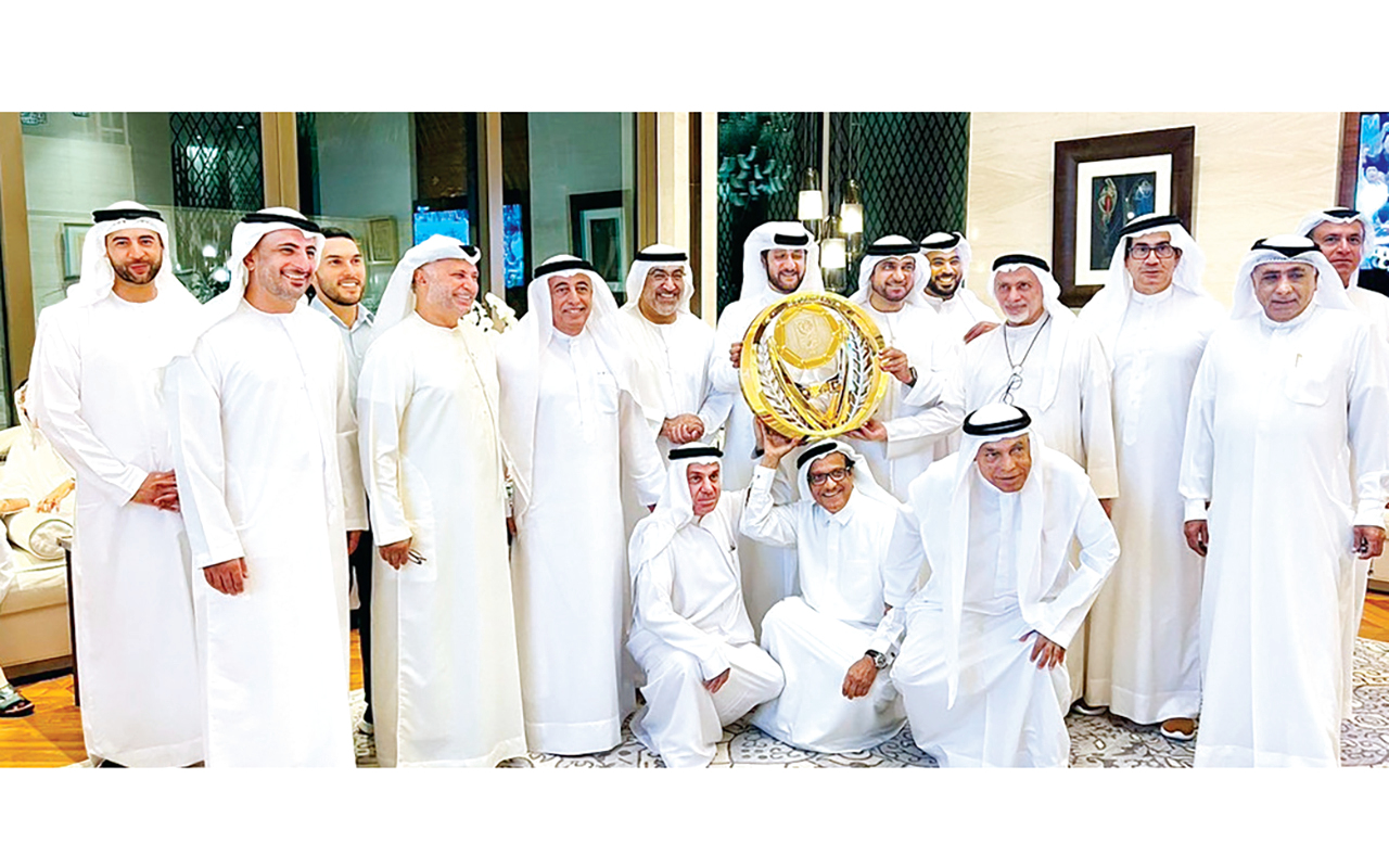 "قرقاش والعويس في لقطة جماعية خلال احتفالية أقطاب ومحبي شباب الأهلي بدرع الدوري | من المصدر"