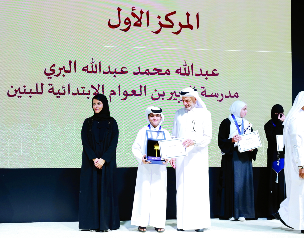 "سارة النعيمي وخالد العلي وعبدالله البري"