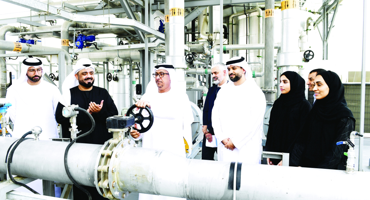 "داوود الهاجري ومسؤولون في البلدية خلال جولة داخل المشروع"