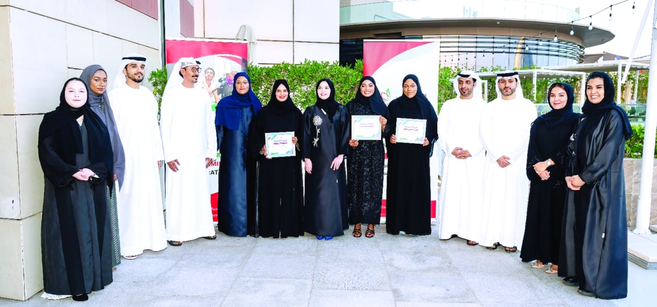 "نورة الجسمي تتوسط المكرمين | البيان"