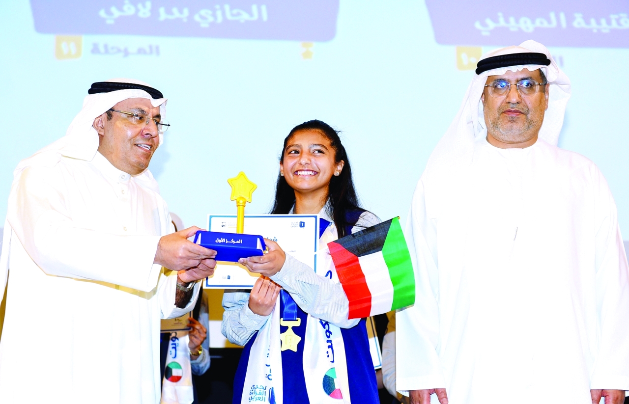 "حمد العدواني ومطر النيادي خلال تتويج سارة المهيني"