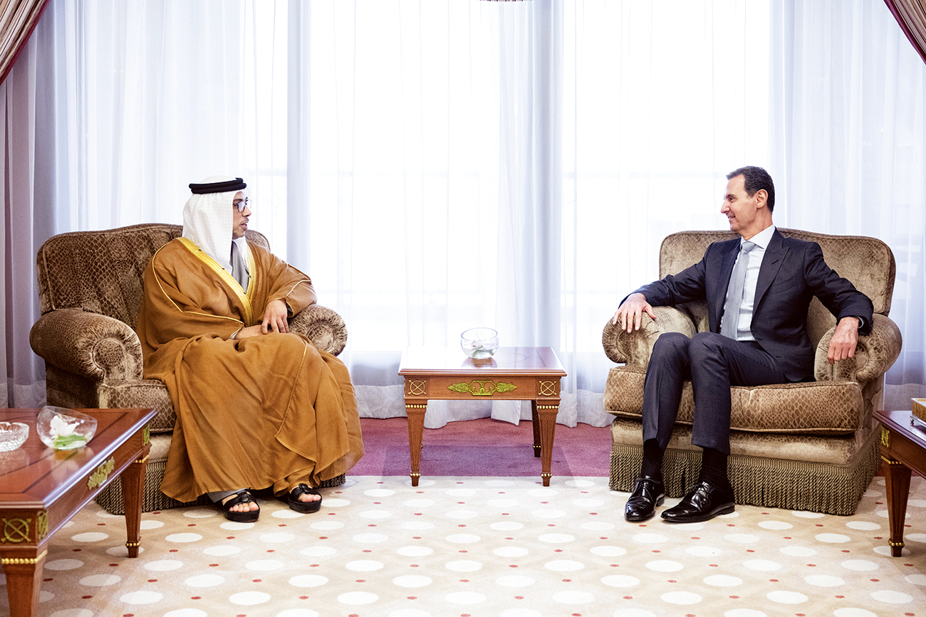 "منصور بن زايد خلال لقائه الأسد على هامش أعمال القمة | وام"