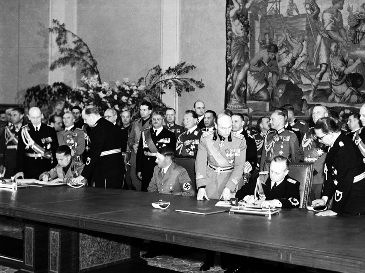 "1939هتلر وموسوليني يوقّعان تحالفاً عسكرياً بين ألمانيا وإيطاليا عرف باسم حلف الصلب."