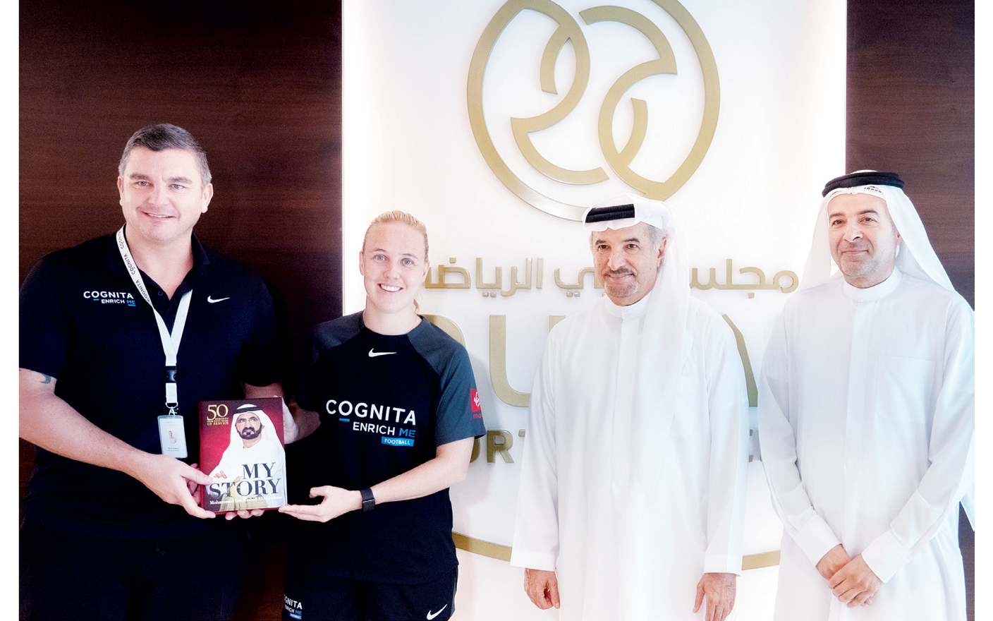 "سعيد حارب وناصر آل رحمة مع بيثاني ميد وممثل المجموعة التعليمية البريطانية | البيان"