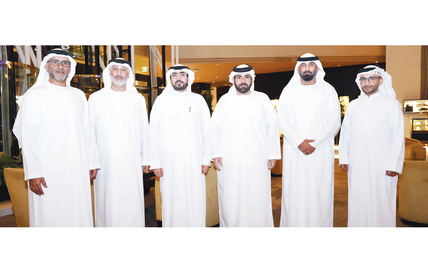 "أحمد بن مسحار يتوسط أعضاء اللجنة العليا المنظمة | البيان"