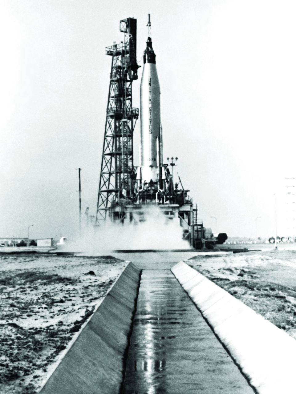 "1962 مشروع مركيوري، رائد الفضاء الأمريكي سكوت كاربنتر يدور حول الأرض ثلاث مرات في الكبسولة الفضائية أورورا 7"